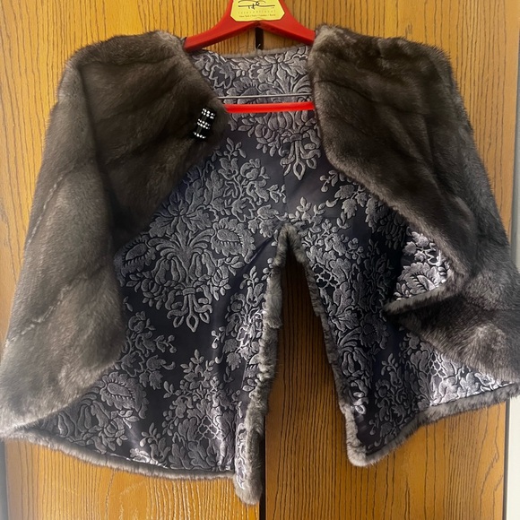 Elegant Faux Fur Cape - Picture 1 of 2